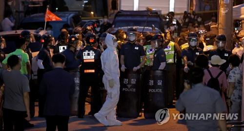 Police stand guard in front of Sarang Jeil Church in Seoul on Aug. 20, 2020, as its members protest during the government's epidemiological survey. (Yonhap)