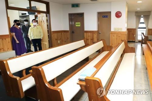 This photo, provided by the Office of Gangnam Ward, shows ward officials inspecting a church in southern Seoul on Aug. 23, 2020, to enforce a ban on on-site worship services. (PHOTO NOT FOR SALE) (Yonhap)