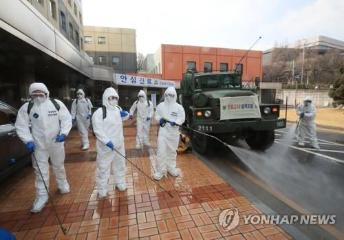 Service members of the Armed Force CBR Defense Command and government officials carry out disinfection work against the new coronavirus at the Catholic University of Korea Seoul St. Mary's Hospital in Seoul on March 4, 2020. (Yonhap)