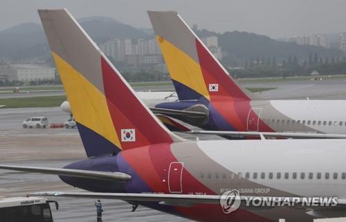 This photo, taken on Aug. 2, 2020, shows Asiana Airlines planes at Gimpo International Airport in western Seoul. (Yonhap)