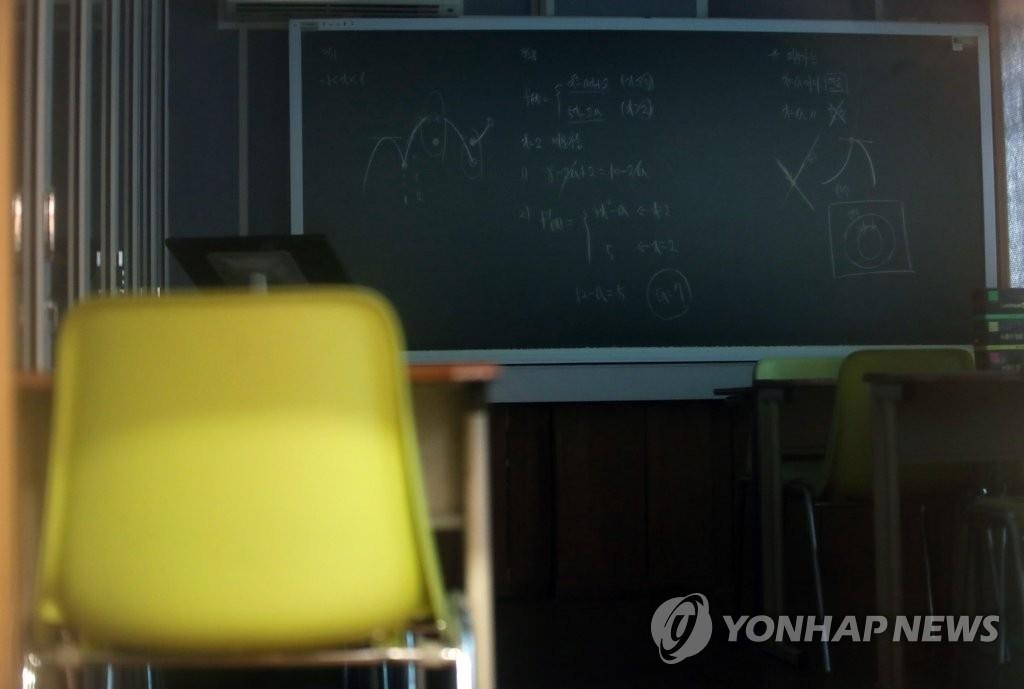 A classroom at a cram school in Gangnam, southern Seoul, is empty on Aug. 31, 2020. (Yonhap)