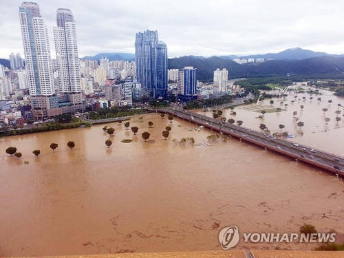 This photo, provided by a reader, shows the flooded Taehwa River in Ulsan, South Korea, on Sept. 7, 2020. (PHOTO NOT FOR SALE) (Yonhap)