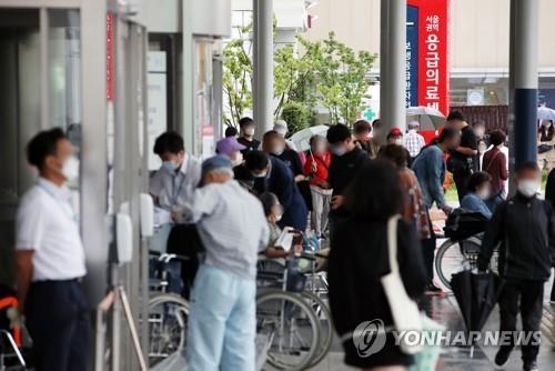 Seoul National University Hospital is crowded with patients on Sept. 7, 2020. (Yonhap) 