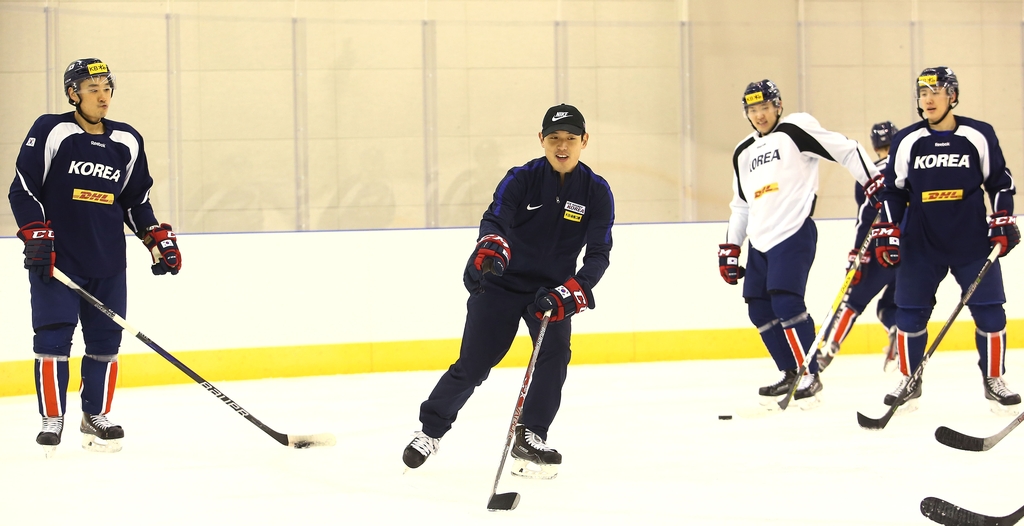 In this photo provided by the Korea Ice Hockey Association on Sept. 9, 2020, Sam Kim (2nd from L), former video coach for the South Korean men's national team, works with players on the ice at the Jincheon National Training Center in Jincheon, 90 kilometers south of Seoul. (PHOTO NOT FOR SALE) (Yonhap)
