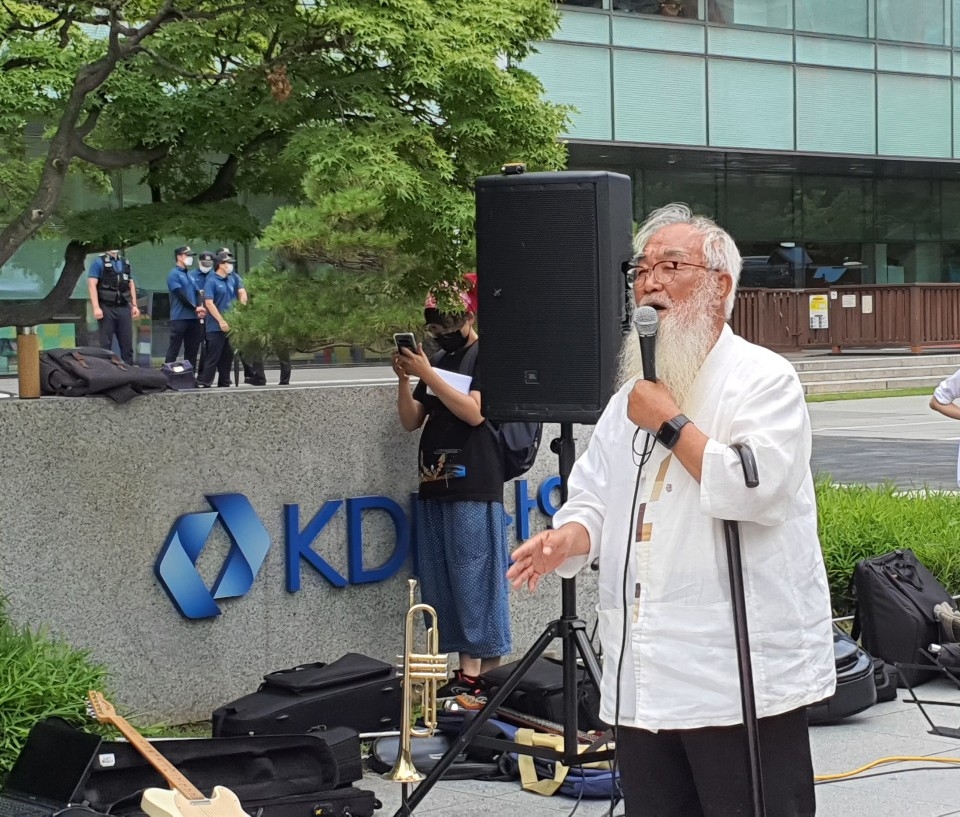 Mun Jeong-hyun, a Catholic priest and peace activist, calls for the reinstatement of Kim Jin-suk in front of the Korea Development Bank, main creditor of Hanjin Heavy Industries & Construction, in Seoul on July 28, 2020. (Yonhap)