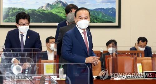Rep. Park Duk-hyum of the People Power Party attends the parliamentary environment and labor committee's session on Sept. 15, 2020. (Yonhap)
