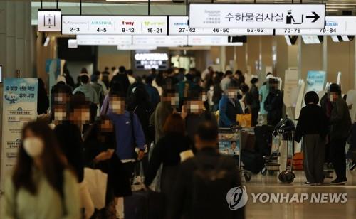 Gimpo International Airport in western Seoul is crowded with travelers on Oct. 4, 2020, the last day of the extended Chuseok holiday. (Yonhap)