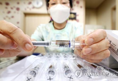 A nurse shows a flu vaccine at a clinic in Seoul on Sept. 22, 2020. The Korea Disease Control and Prevention Agency said the same day that South Korea will temporarily halt its plan to offer free seasonal flu vaccines due to storage issues involving inactivated bottles. (Yonhap)