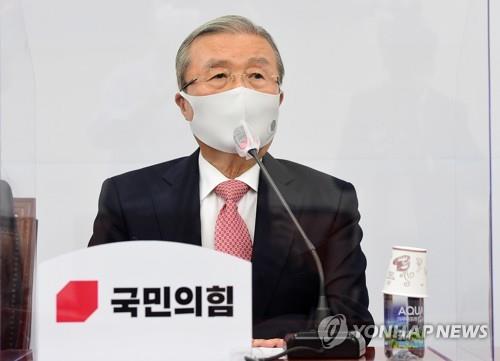 The main opposition People Power Party's interim leader Kim Chong-in speaks during a party meeting at the National Assembly on Oct. 12, 2020. (Yonhap)