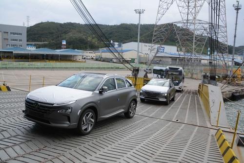 This photo, taken Sept. 28, 2020, and provided by Hyundai Motor, shows two Nexo hydrogen fuel cell electric vehicles and two hydrogen Elec City buses being loaded onto a ship for export to Saudi Aramco at the carmaker's port in Ulsan, 414 kilometers southeast of Seoul. (PHOTO NOT FOR SALE) (Yonhap)