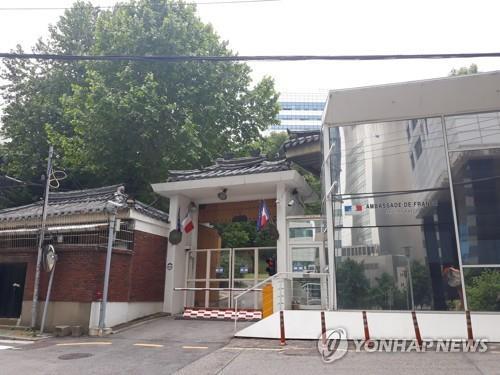 Foreign man arrested for posting threatening signs on French Embassy's wall