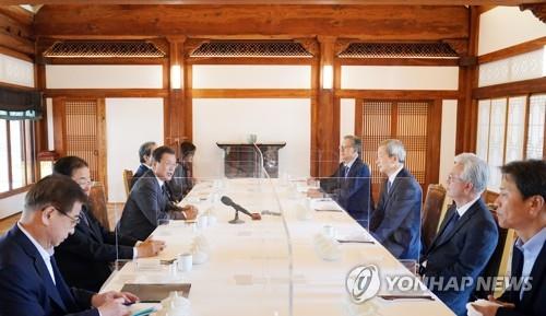 This photo, distributed by Cheong Wa Dae, shows President Moon Jae-in (3rd from L) talking to diplomatic veterans during a luncheon meeting at the presidential office in Seoul on Nov. 11, 2020. (PHOTO NOT FOR SALE) (Yonhap)