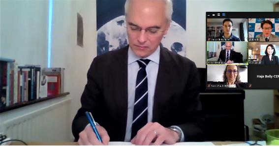 Richard Hatchett, the CEO of the Coalition for Epidemic Preparedness Initiative, signs documents for Seoul&apos;s joining of the CEPI in a virtual signing ceremony in Oslo, Norway, on Nov. 24, 2020, in this photo provided by Seoul&apos;s foreign ministry the next day. (PHOTO NOT FOR SALE) (Yonhap)