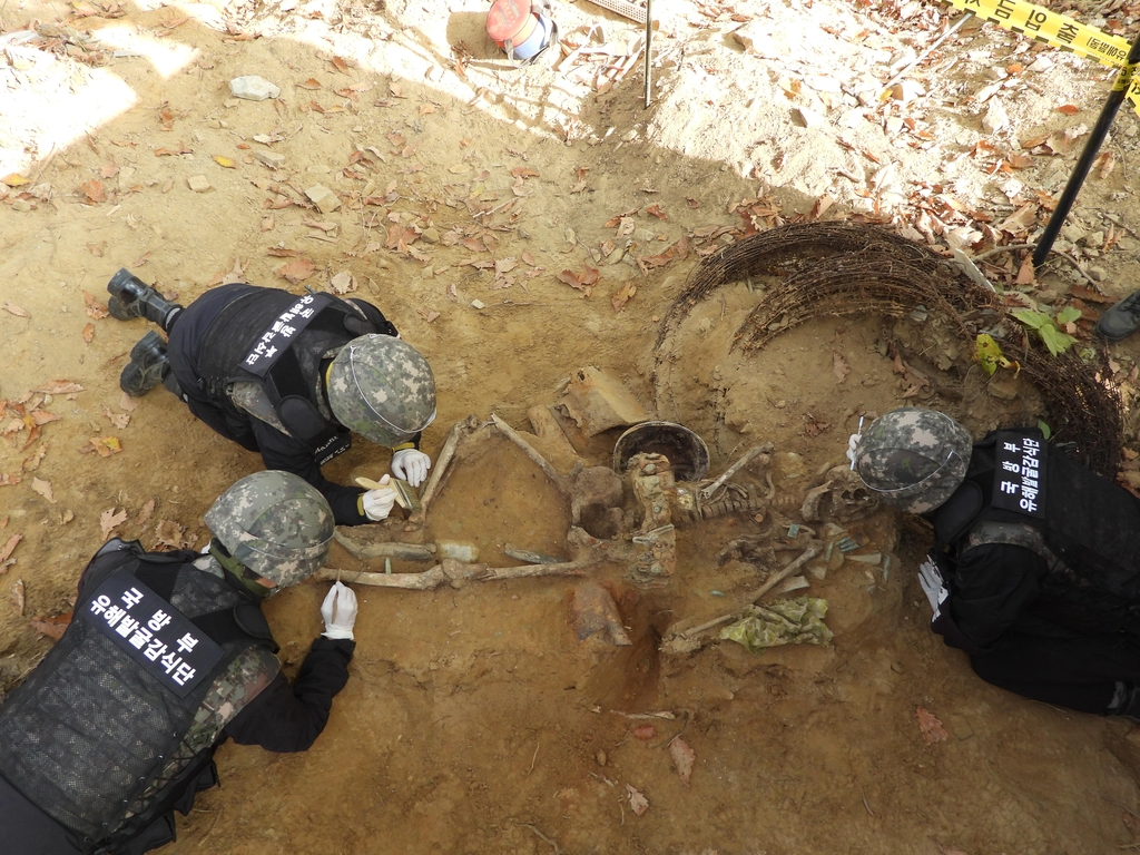 In this photo, provided by the defense ministry, troops recover remains of Song Hae-kyung, a 1950-53 Korean War veteran, from Arrowhead Ridge inside the Demilitarized Zone (DMZ) separating the two Koreas in Cheorwon in October 2020. (PHOTO NOT FOR SALE) (Yonhap)