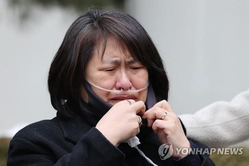 Cho Soon-mi, a victim of a toxic humidifier sterilizer, cries as she speaks during a press conference in front of the Seoul Central District Court in southern Seoul on Jan. 12, 2021. (Yonhap)