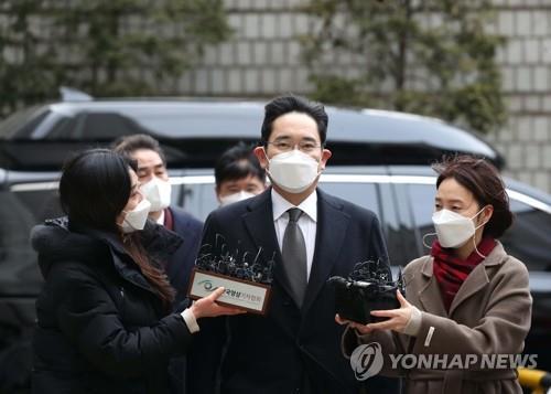 Lee Jae-yong, vice chairman of Samsung Electronics Co., arrives at the Seoul High Court to attend a sentencing hearing on Jan. 18, 2021. (Yonhap)