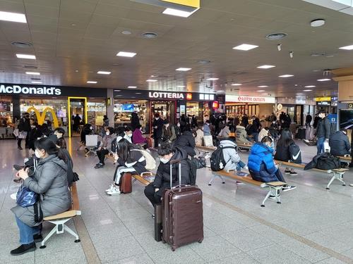 Passengers wait for their trains at Seoul Station on the afternoon of Feb. 10, 2021. (Yonhap)