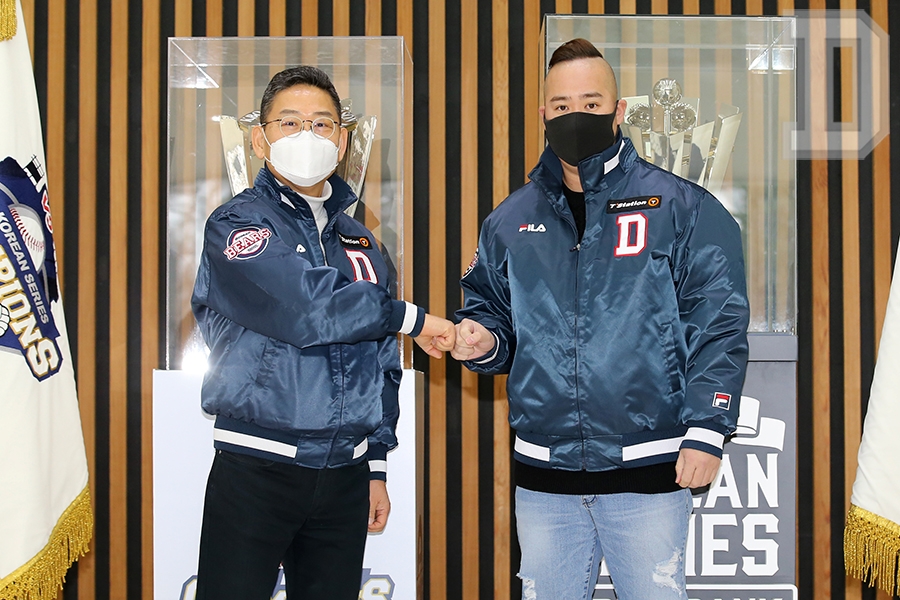 Pitcher Yoo Hee-Kwan of Doosan Bears reacts in the top of the fifth News  Photo - Getty Images