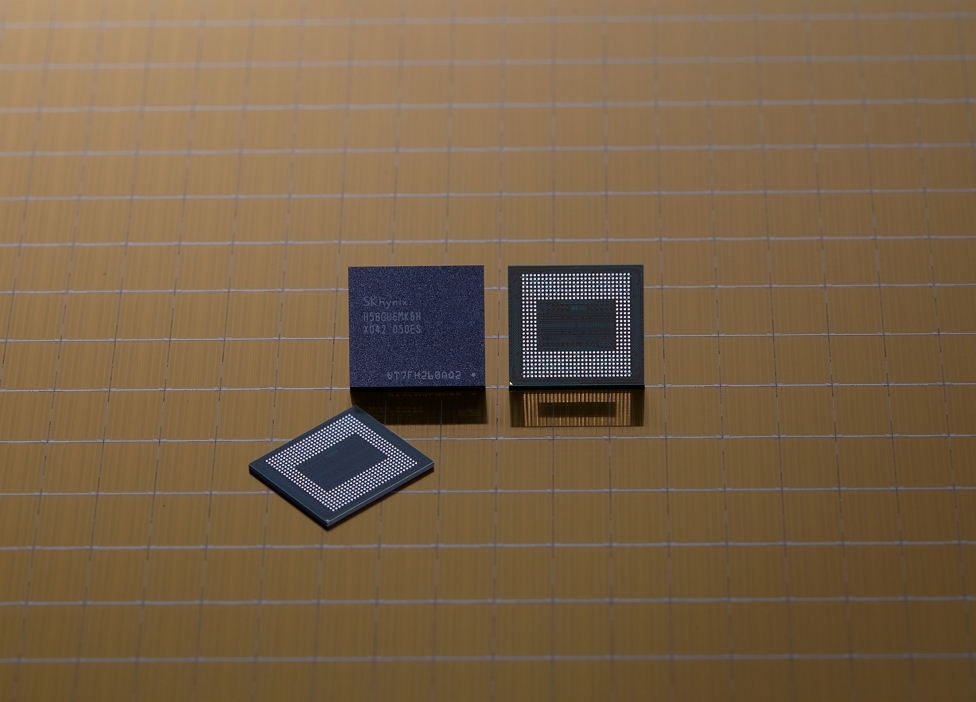 This photo provided by SK hynix Inc. on March 8, 2021, shows the company's 18-gigabyte low-power double data rate (LPDDR) 5 DRAM that offers the industry's largest capacity. (PHOTO NOT FOR SALE) (Yonhap)