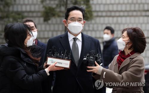 This Jan. 18, 2021, file photo shows Lee Jae-yong (C), vice chairman of Samsung Electronics Co., heading to the Seoul High Court to attend a sentencing hearing for a high-profile bribery case. (Yonhap) 