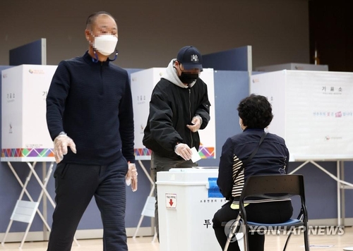 People cast their ballots to elect a new Seoul mayor at a polling station in western Seoul on April 7, 2021. (Yonhap)