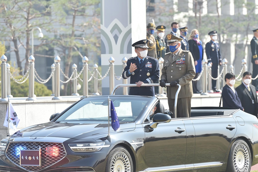 South Korea's Joint Chiefs of Staff (JCS) Chairman Gen. Won In-choul (L) speaks with Gen. Claudio Graziano, chairman of the EU Military Committee, as they inspect an honor guard prior to their talks in Seoul on April 7, 2021. (Pool photo) (Yonhap)