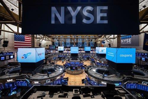 This photo, provided by Coupang Inc., shows the company's corporate logo displayed on the electronic boards of the New York Stock Exchange dealing room on March 11, 2021, to celebrate the e-commerce giant's landmark U.S. debut. (PHOTO NOT FOR SALE) (Yonhap)