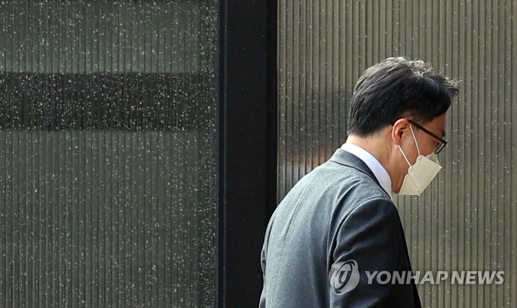Kim Jin-wook, inaugural head of the new Corruption Investigation Office for High-ranking Officials (CIO), heads to his office at the government complex in Gwacheon, south of Seoul, on April 30, 2021. (Yonhap)