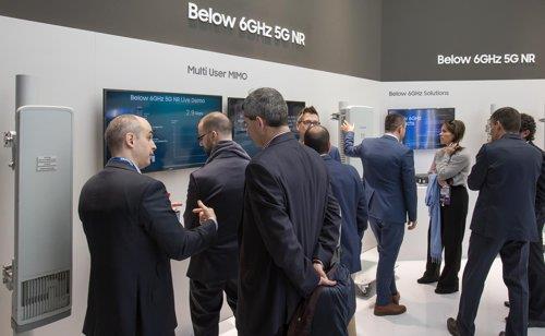 This photo provided by Samsung Electronics Co. shows visitors at the company's network business exhibition booth at the Mobile World Congress (MWC) 2019 in Barcelona, Spain, on Feb. 26, 2019. (PHOTO NOT FOR SALE) (Yonhap) 