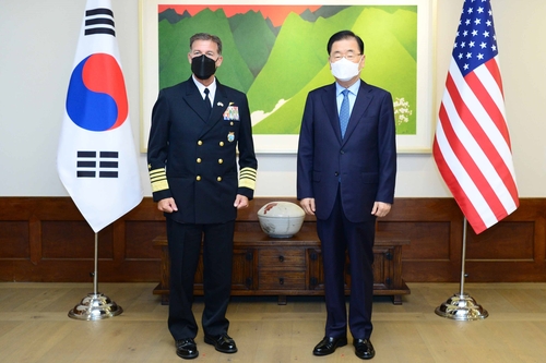Foreign Minister Chung Eui-yong (R) and U.S. Indo-Pacific Command chief Adm. John C. Aquilino pose for a photo before their breakfast meeting at the minister's official residence in Seoul on June 3, 2021, in this photo provided by the ministry. (PHOTO NOT FOR SALE) (Yonhap)
