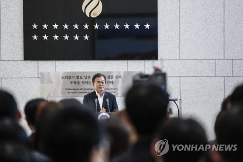 (LEAD) Moon visits S. Korea's spy agency for briefing on its reform steps