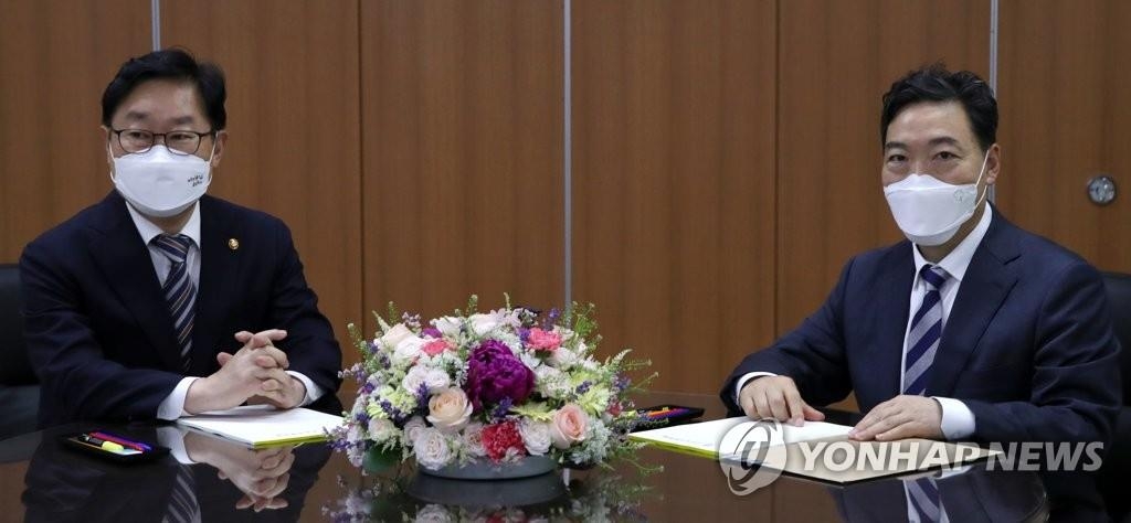 Justice Minister Park Beom-kye (L) and Prosecutor General Kim Oh-soo meet at the Seoul High Prosecutors Office on June 3, 2021. (Yonhap)