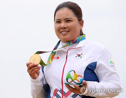 In this file photo from Aug. 20, 2016, Park In-bee of South Korea poses with her gold medal from the women's golf tournament at the Rio de Janeiro Olympics at Olympic Golf Course in Rio de Janeiro. (Yonhap)