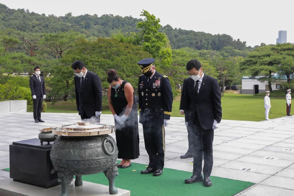 This photo provided by the U.S. Forces Korea shows Commander Gen. Robert Abrams (2nd from R) paying respect to fallen and missing service members in front of the memorial tower at the Seoul National Cemetery in Seoul on June 29, 2021. (PHOTO NOT FOR SALE) (Yonhap) 