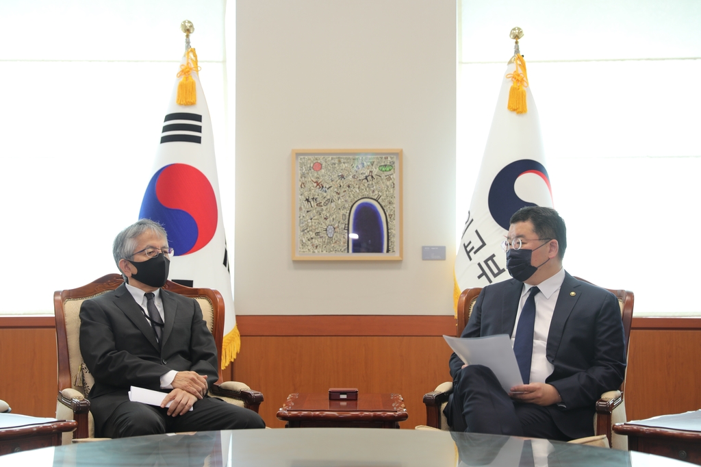 Vice Foreign Minister Choi Jong-kun (R) speaks with Japanese Ambassador to South Korea Koichi Aiboshi at the foreign ministry in Seoul on July 17, 2021, in this photo provided by the ministry. (PHOTO NOT FOR SALE) (Yonhap)
