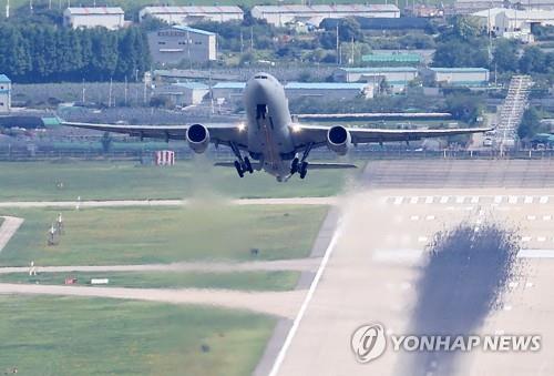 A KC-330 multipurpose aerial tanker takes off from Gimhae International Airport in the southern port city of Busan on July 18, 2021, to bring home South Korean service members affiliated with the Cheonghae unit on an anti-piracy mission off the coast of Africa, after the unit reported a mass COVID-19 infection. (Yonhap)