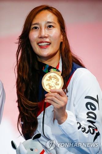 In this EPA file photo from Aug. 20, 2018, Jeon Hee-sook of South Korea holds up her gold medal from the women's individual foil fencing event at the Asian Games at Jakarta Convention Center in Jakarta. (Yonhap)