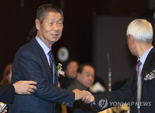 This file photo from Dec. 7, 2018, shows Kim Sung-keun (L), longtime manager in the Korea Baseball Organization, during a baseball awards ceremony in Seoul. (Yonhap)