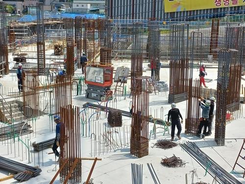 Workers are seen at the construction site of apartment buildings in southern Seoul on July 28, 2021. (Yonhap)