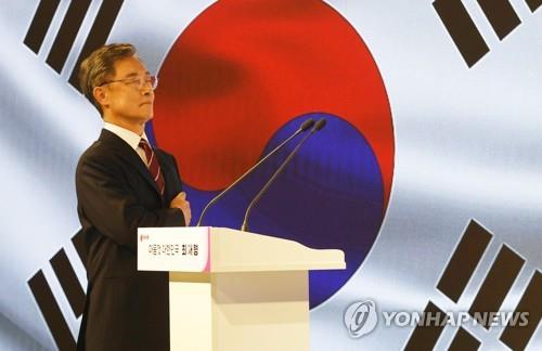 This photo provided by the press corps of the National Assembly shows Choe Jae-hyeong, former chairman of the Board of Audit and Inspection (BAI), saluting the national flag during a press event in Seoul on Aug. 4, 2021. (PHOTO NOT FOR SALE) (Yonhap)