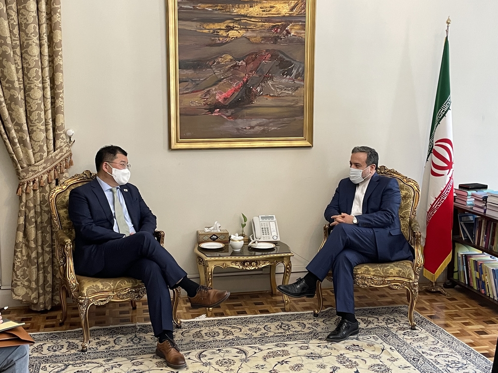 First Vice Foreign Minister Choi Jong-kun (L) and his Iranian counterpart, Abbas Araghchi, hold talks in Tehran on Aug. 4, 2021, in this photo provided by the foreign ministry. (PHOTO NOT FOR SALE) (Yonhap)
