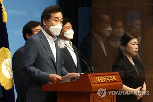 Rep. Lee Nak-yon announces his campaign pledges to boost housing supply during a press conference at the National Assembly in Seoul on Aug. 4, 2021. (Yonhap)