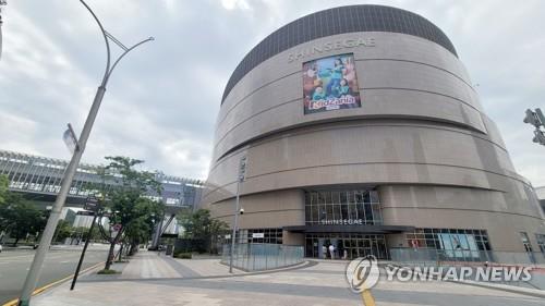 The streets around Shinsegae Centum City Department Store in Busan, southeastern South Korea, are quiet on Aug. 3, 2021, after COVID-19 infections recently occurred among its employees. (Yonhap)