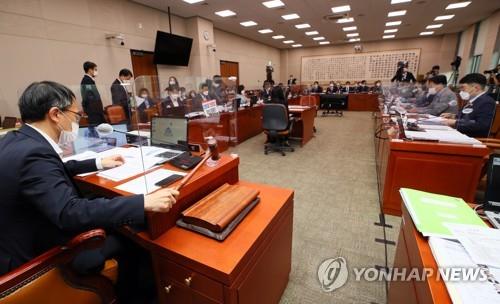 Rep. Park Joo-min (L) of the ruling Democratic Party, acting chair of the National Assembly's Legislation and Judiciary Committee, hits the gavel during a committee meeting in Seoul on Aug. 24, 2021. (Yonhap)