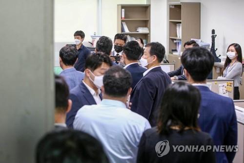 Officers from the Corruption Investigation Office for High-ranking Officials (CIO) raid the office of Kim Woong, a lawmaker from the main opposition People Power Party, in connection with an alleged political meddling scandal involving Yoon Seok-youl, a former prosecutor general and one of leading presidential hopefuls, on Sept. 13, 2021. (Yonhap)