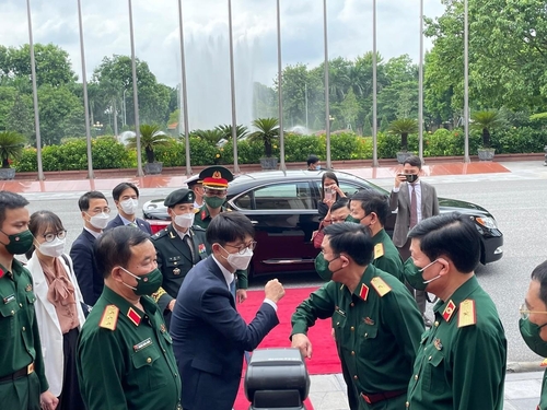 South Korea's Vice Defense Minister Park Jae-min (C, in dark blue suit) greets his Vietnamese counterpart, Hoang Xuan Chien, ahead of their dialogue in Vietnam on Sept. 16, 2021, in this photo provided by the defense ministry. (PHOTO NOT FOR SALE) (Yonhap)
