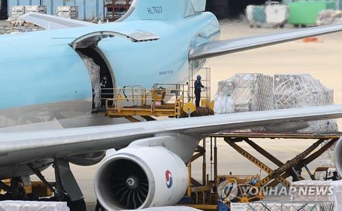 An additional batch of Pfizer's COVID-19 vaccine arrives at Incheon International Airport, west of Seoul, on Sept. 22, 2021. (Yonhap)