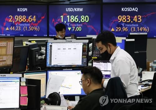 (LEAD) Seoul stocks jump on stabilizing currency market, move to ease supply bottleneck