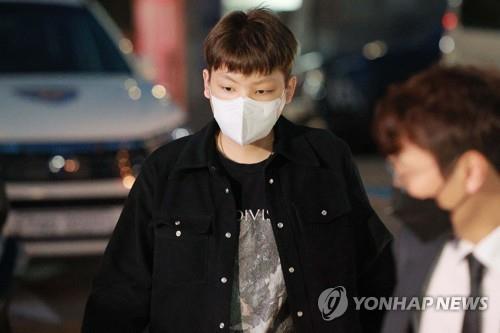 This Sept. 30, 2021, file photo shows rapper NO:EL, whose legal name is Chang Yong-jun, entering Seocho Police Station in southern Seoul as part of an investigation over his alleged driving without a license and assaulting a police officer. (Yonhap)