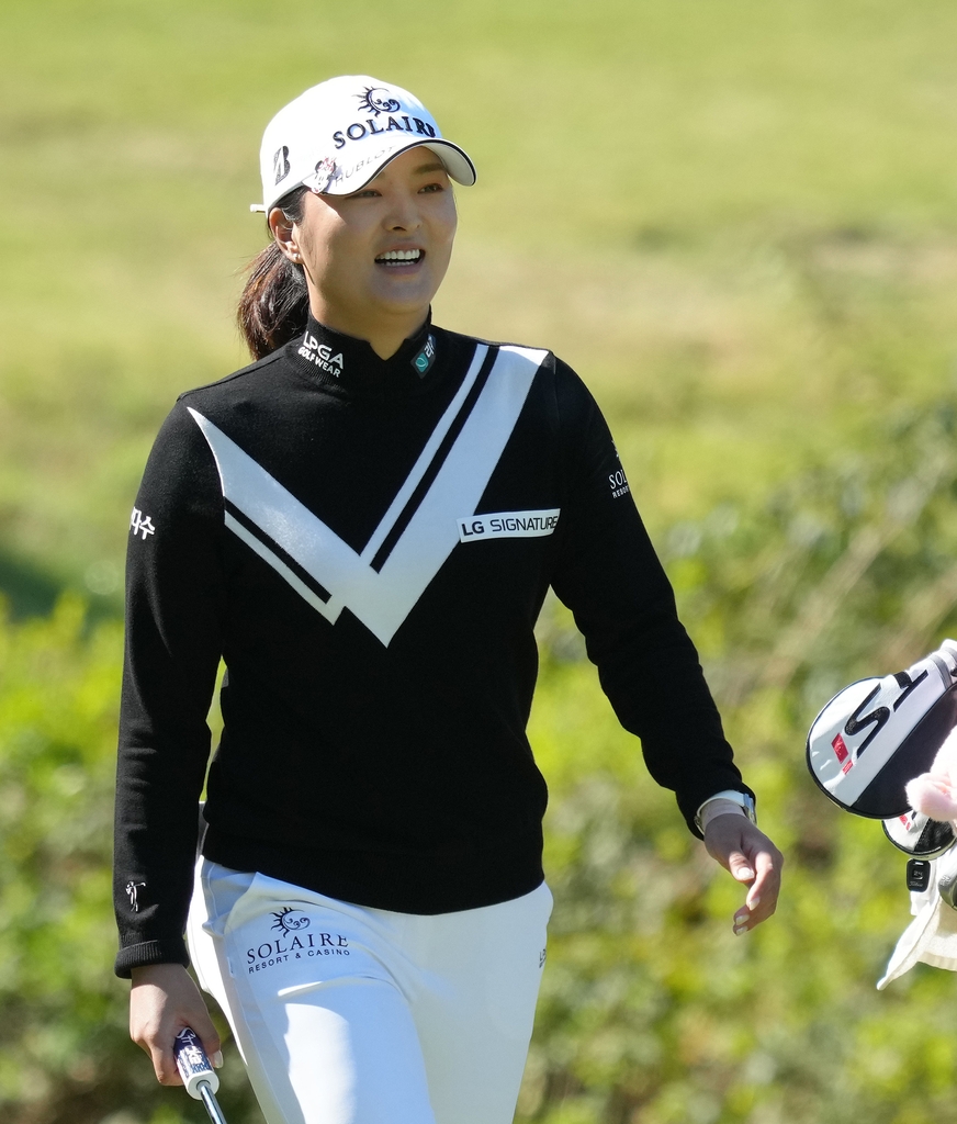 Ko Jin-young of South Korea walks toward the fifth green during the second round of the BMW Ladies Championship at LPGA International Busan in Busan, some 450 kilometers southeast of Seoul, on Oct. 22, 2021, in this photo provided by BMW Korea. (PHOTO NOT FOR SALE) (Yonhap)
